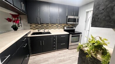 7610 Stirling Rd in Hollywood, FL - Foto de edificio - Building Photo