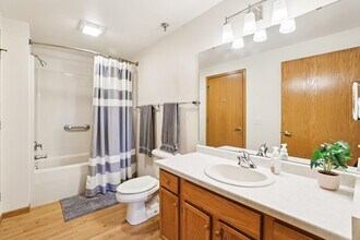 301 Harbour Town Dr, Unit Unit 225 in Madison, WI - Foto de edificio - Building Photo
