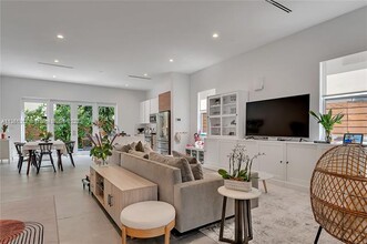 3055 Gifford Ln in Miami, FL - Foto de edificio - Building Photo