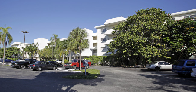 Village At Dadeland in Miami, FL - Foto de edificio - Building Photo