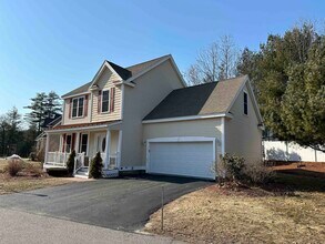 25 River Bend Way in Manchester, NH - Building Photo - Building Photo