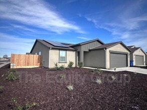 2268 Samuel St in Hanford, CA - Building Photo - Building Photo