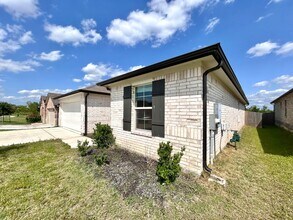 13613 Rebecca Latimer Rd in Manor, TX - Building Photo - Building Photo