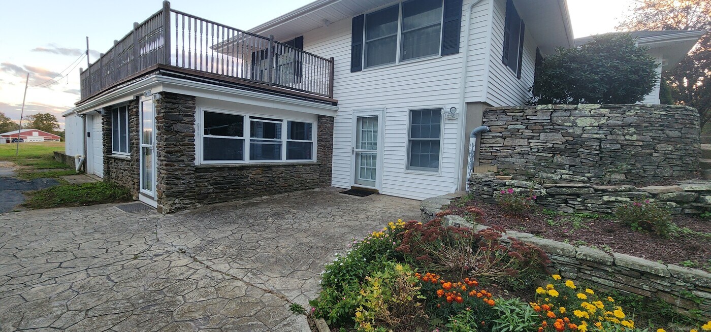 96 Stanavage Rd in Colchester, CT - Building Photo