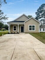 413 S Davis St in Dallas, NC - Building Photo