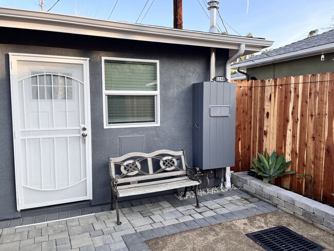 5246 Canoga Ave in Los Angeles, CA - Building Photo - Building Photo