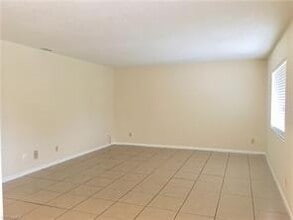 4627 Bayshore Dr-Unit -I8 in Naples, FL - Building Photo - Building Photo