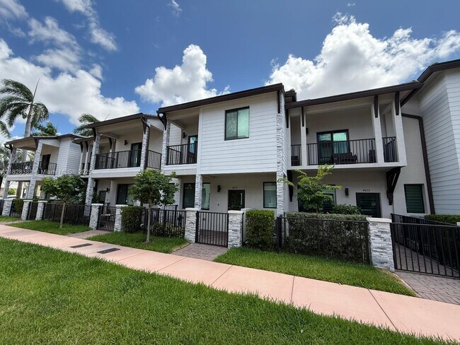 4617 NW 83rd Path in Doral, FL - Building Photo - Building Photo