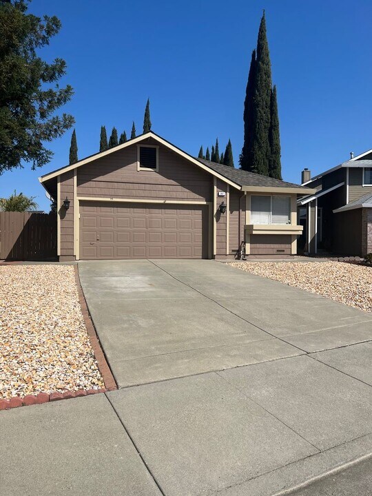 387 Aaron Cir in Vacaville, CA - Building Photo
