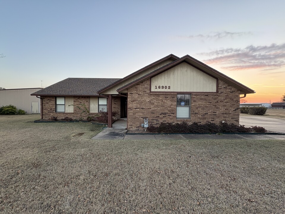 16902 E 80th St N in Owasso, OK - Foto de edificio