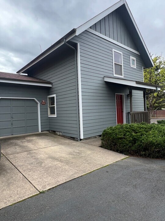 409-411 S 58th St in Springfield, OR - Building Photo