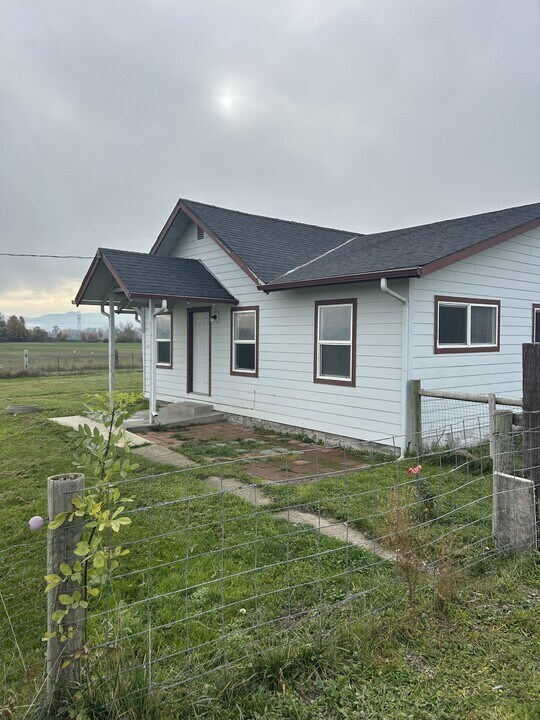 11505 Table Rock Rd in Central Point, OR - Building Photo