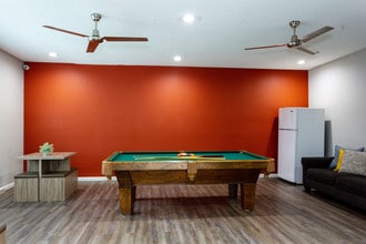 Los Arboles Apartments in Artesia, CA - Foto de edificio - Interior Photo