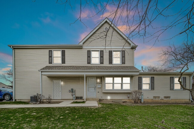 2301 Knollwood Cir in Schaumburg, IL - Building Photo - Building Photo