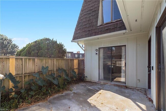 636 Ocean Lakes Dr in Virginia Beach, VA - Building Photo - Building Photo