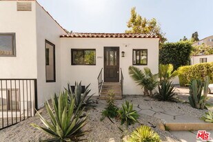 2062 High Tower Dr in Los Angeles, CA - Building Photo
