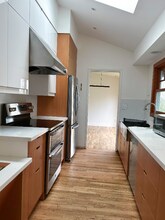 12024 SE 20th St in Bellevue, WA - Foto de edificio - Building Photo