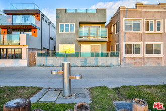 2207 Ocean Front Walk in Los Angeles, CA - Foto de edificio - Building Photo