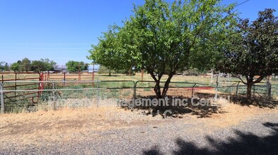 1990 NW 35th St in Redmond, OR - Building Photo - Building Photo