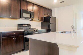 300 Ranchito Pass in Haslet, TX - Foto de edificio - Building Photo