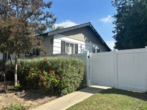 2008-2012 N Ontario St in Burbank, CA - Building Photo - Building Photo