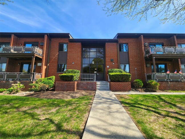 5 Darian Ct in Pomona, NY - Building Photo - Building Photo