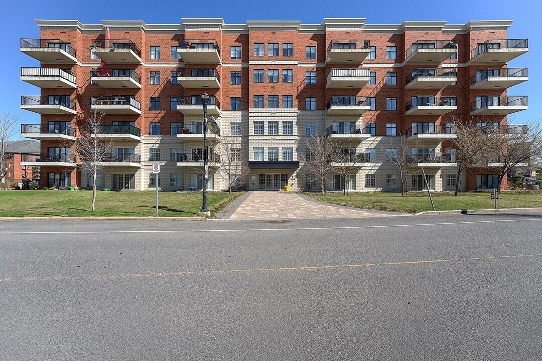 8265 Rue de Londres in Brossard, QC - Building Photo
