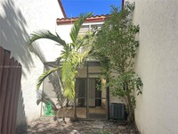 325 Ives Dairy Rd in Miami, FL - Building Photo - Building Photo