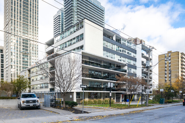 170 Roehampton Ave in Toronto, ON - Building Photo - Building Photo