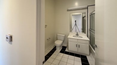 133 S Flores St in Los Angeles, CA - Foto de edificio - Building Photo