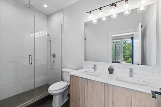 35 S Hoyne Ave, Unit 2C in Chicago, IL - Building Photo - Building Photo