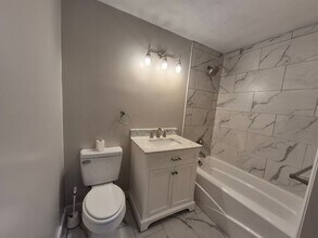 913 Charlotte St in Cincinnati, OH - Building Photo - Building Photo
