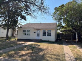 2011 35th St in Lubbock, TX - Building Photo