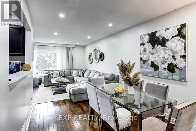 72 Billington Crescent in Toronto, ON - Building Photo - Building Photo