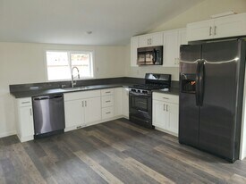 12726 SE Oatfield Rd in Milwaukie, OR - Building Photo