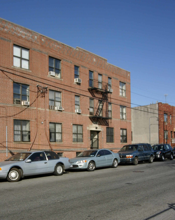 674 Ashford St in Brooklyn, NY - Building Photo