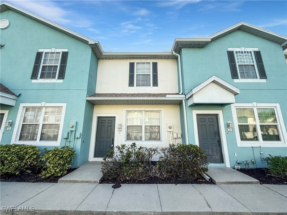 3612 Pine Oak Cir in Ft. Myers, FL - Foto de edificio