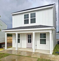 923 Motsie Rd in Biloxi, MS - Building Photo
