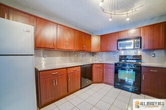 115 Albury Way in North Brunswick, NJ - Building Photo - Building Photo