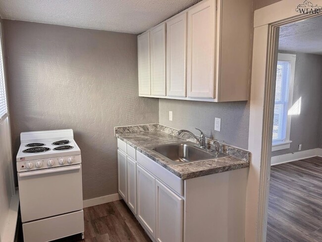 2130 Ave J in Wichita Falls, TX - Foto de edificio - Building Photo