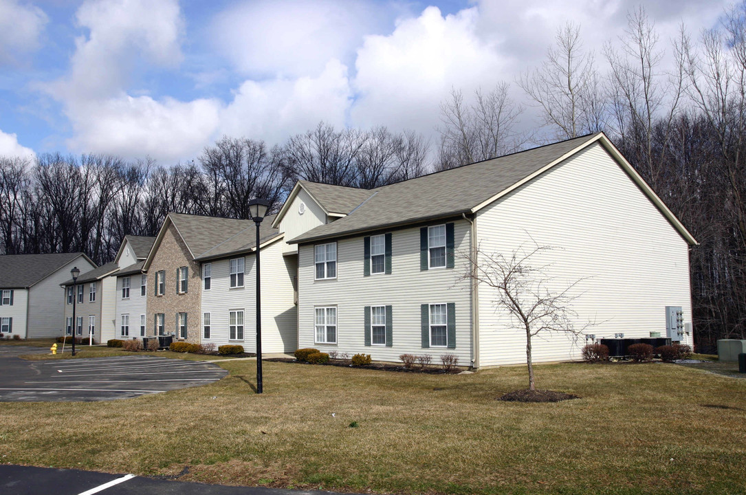 Lake Club Condominiums (por) in Lewis Center, OH - Foto de edificio