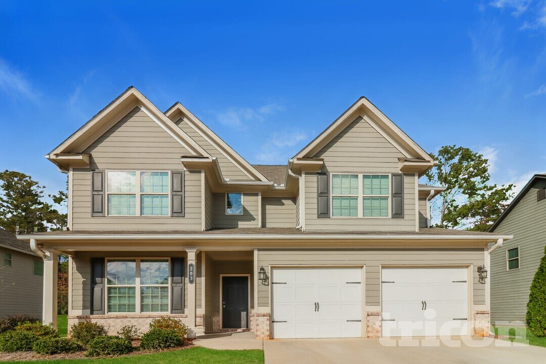 203 Margrave Dr in Holly Springs, GA - Foto de edificio