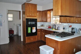401 Laurel Dr in Friendswood, TX - Foto de edificio - Building Photo
