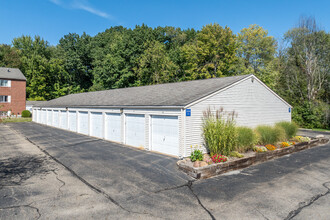 Grandeur Apartments in Massillon, OH - Building Photo - Building Photo