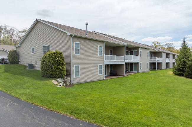 The Residences at Stone Creek in Lincoln, RI - Foto de edificio - Building Photo