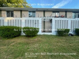 1376 Forest Glen Dr in Cuyahoga Falls, OH - Building Photo