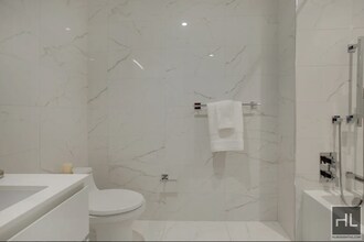 East 44th Street, Unit 28F in New York, NY - Foto de edificio - Building Photo