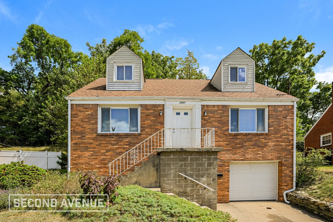 1031 Greenlawn Dr in Pittsburgh, PA - Building Photo