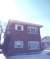 1995 Howard Ave in Des Plaines, IL - Building Photo