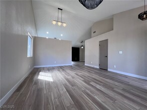8745 Point Kathy Cir in Las Vegas, NV - Foto de edificio - Building Photo